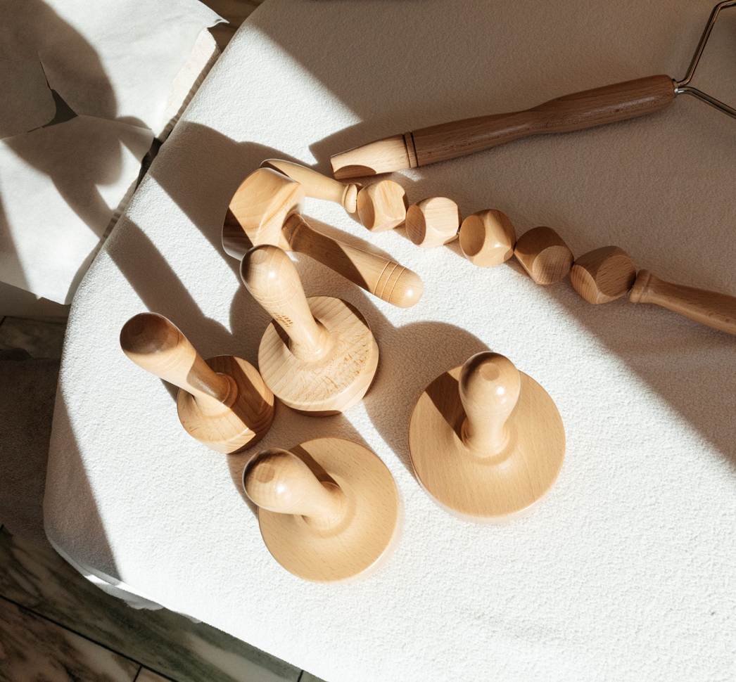 Verschiedene Holzroller und -formen für eine Anti-Cellulite-Behandlung.