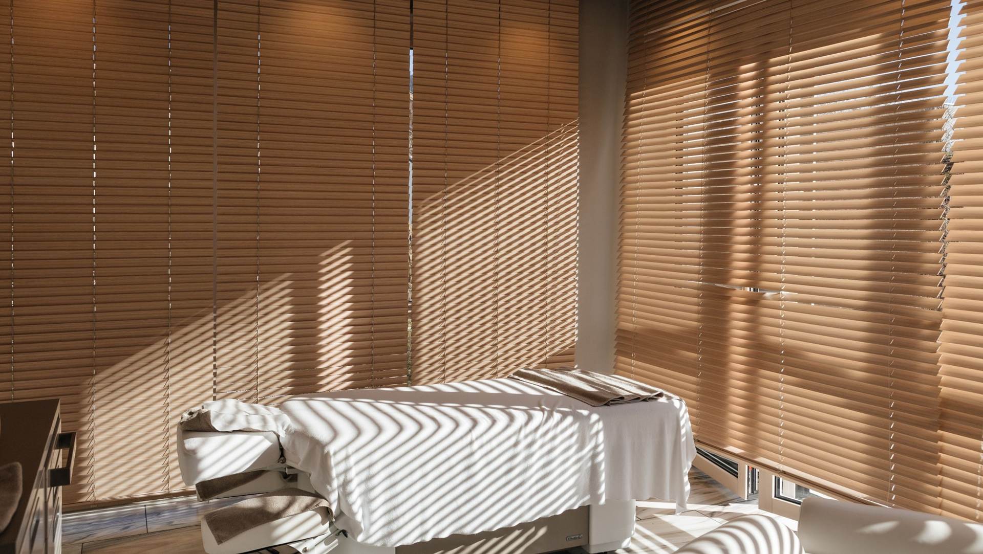 Behandlungsraum im Juffing Spa Vorbereiteter Massagetisch in einem ruhigen Behandlungsraum im Hotel Juffing.
