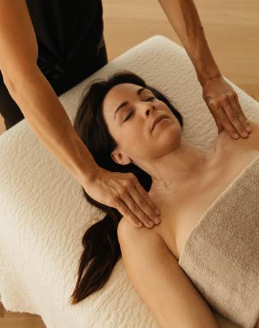 Das Lymphsystem durchzieht wie ein feines Netz den gesamten Körper Eine Frau bekommt eine Massage an den Schultern um den Lymphfluss anzuregen.