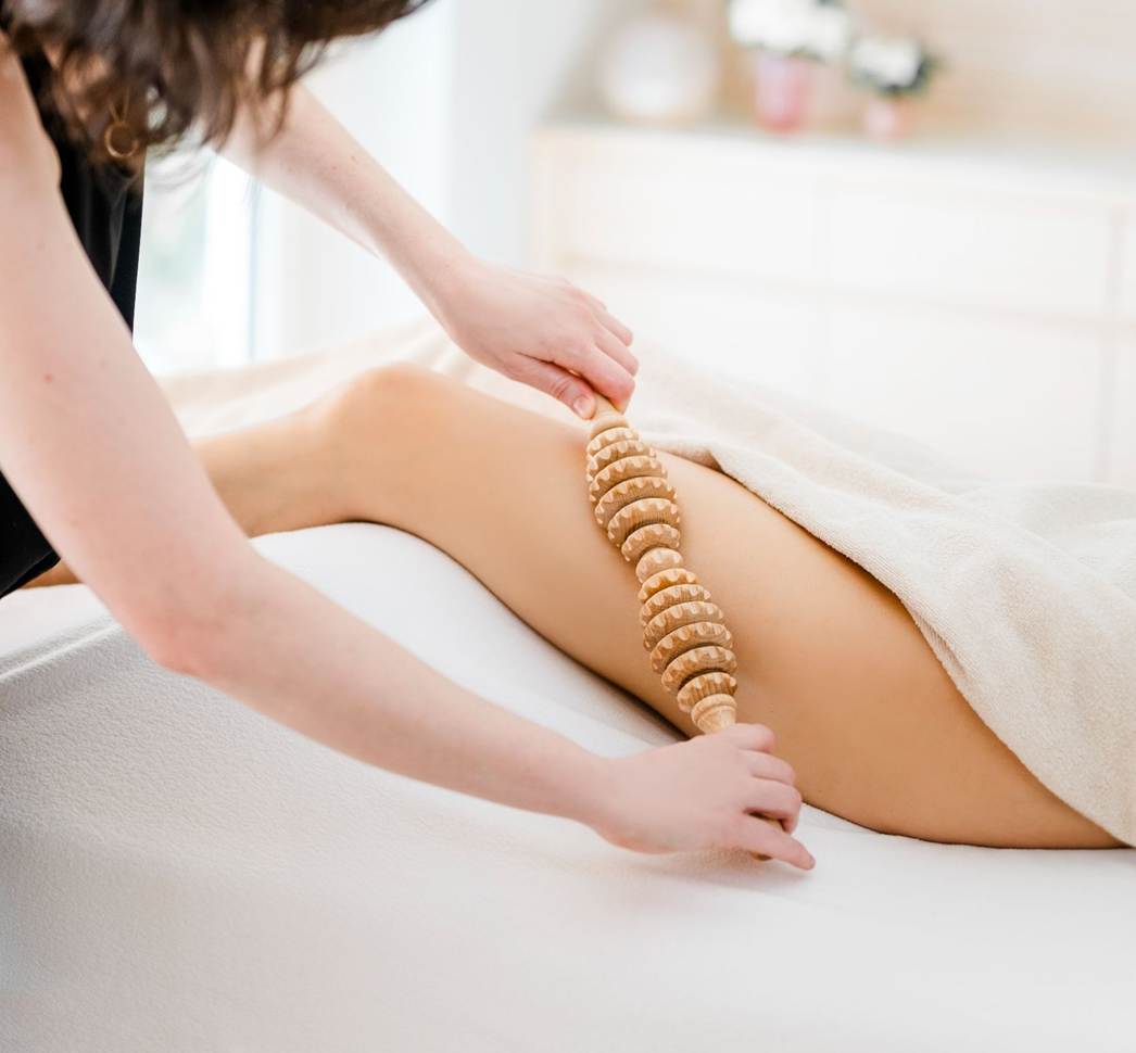 Eine Frau bekommt eine Maderotherapie-Behandlung am Oberschenkel.