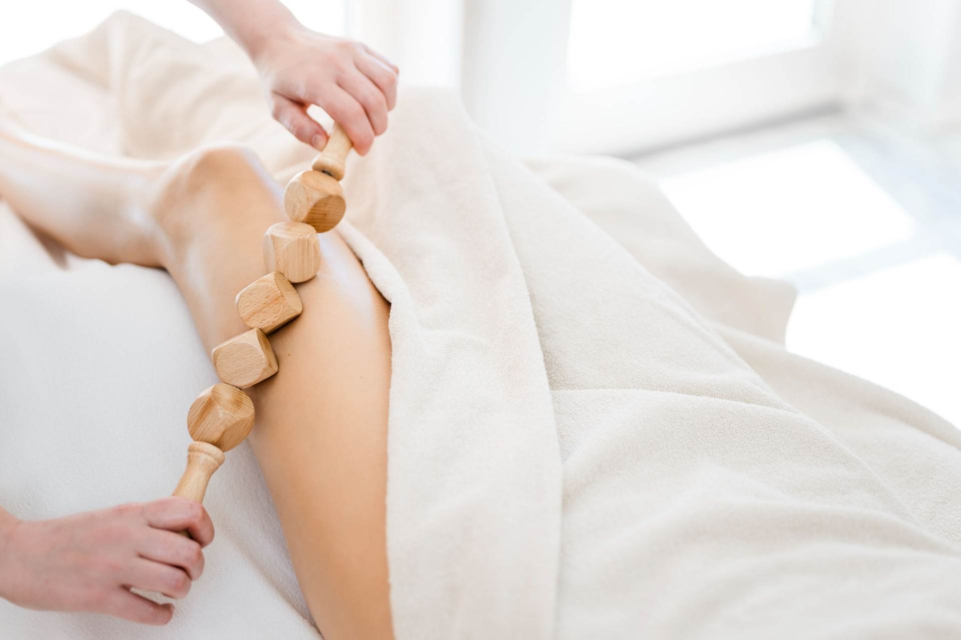 Die Wirkung der Maderotherapie lässt sich verstärken und verlängern Eine Frau bekommt eine Maderotherapie-Behandlung am Oberschenkel.