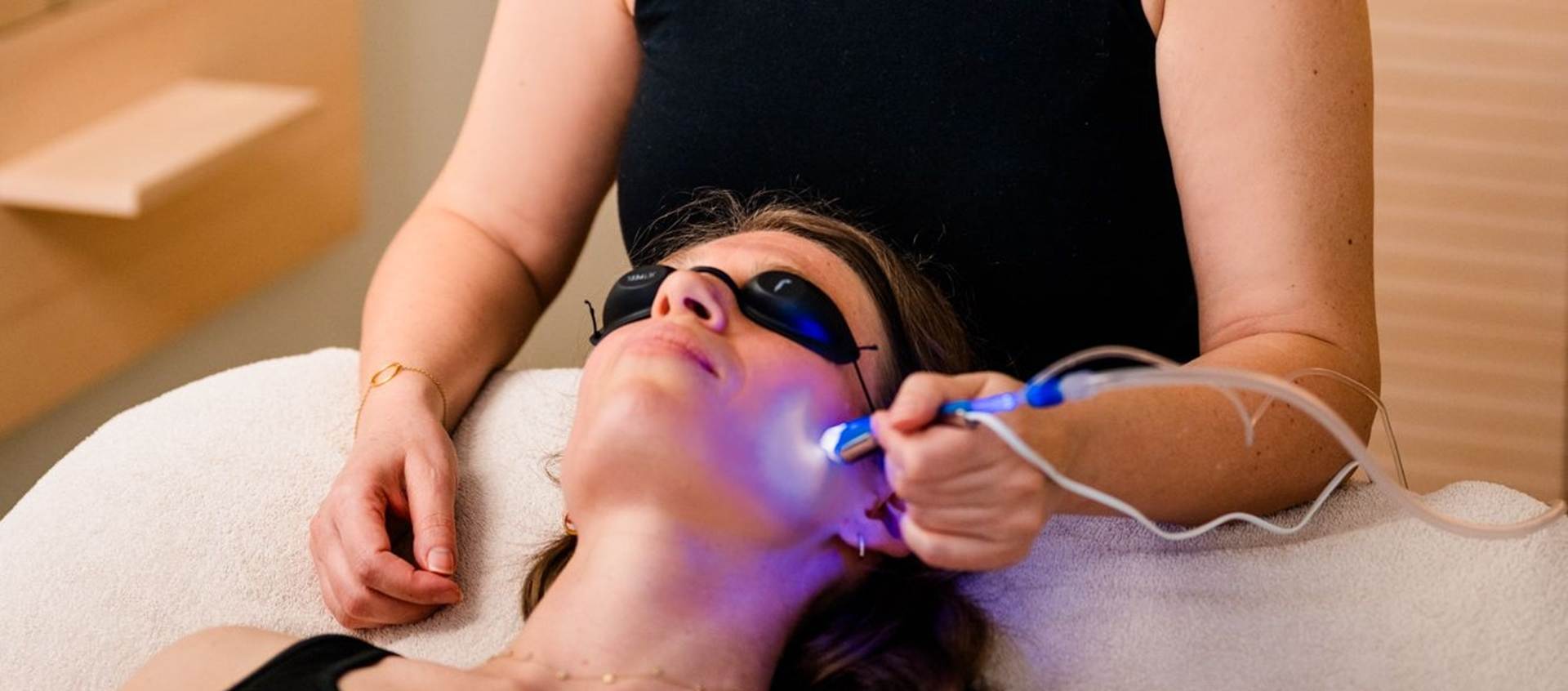 Genießen Sie erfrischende Behandlungen im Juffing Frau bekommt eine Laser-Gesichtsbehandlung.